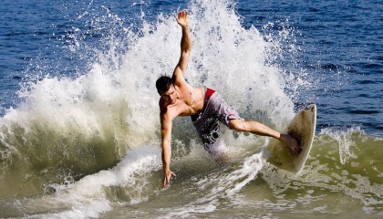 开云官网在线-国际足球赛事中球员们努力奋斗，为胜利而战，国际足联对足球运动员规划规则