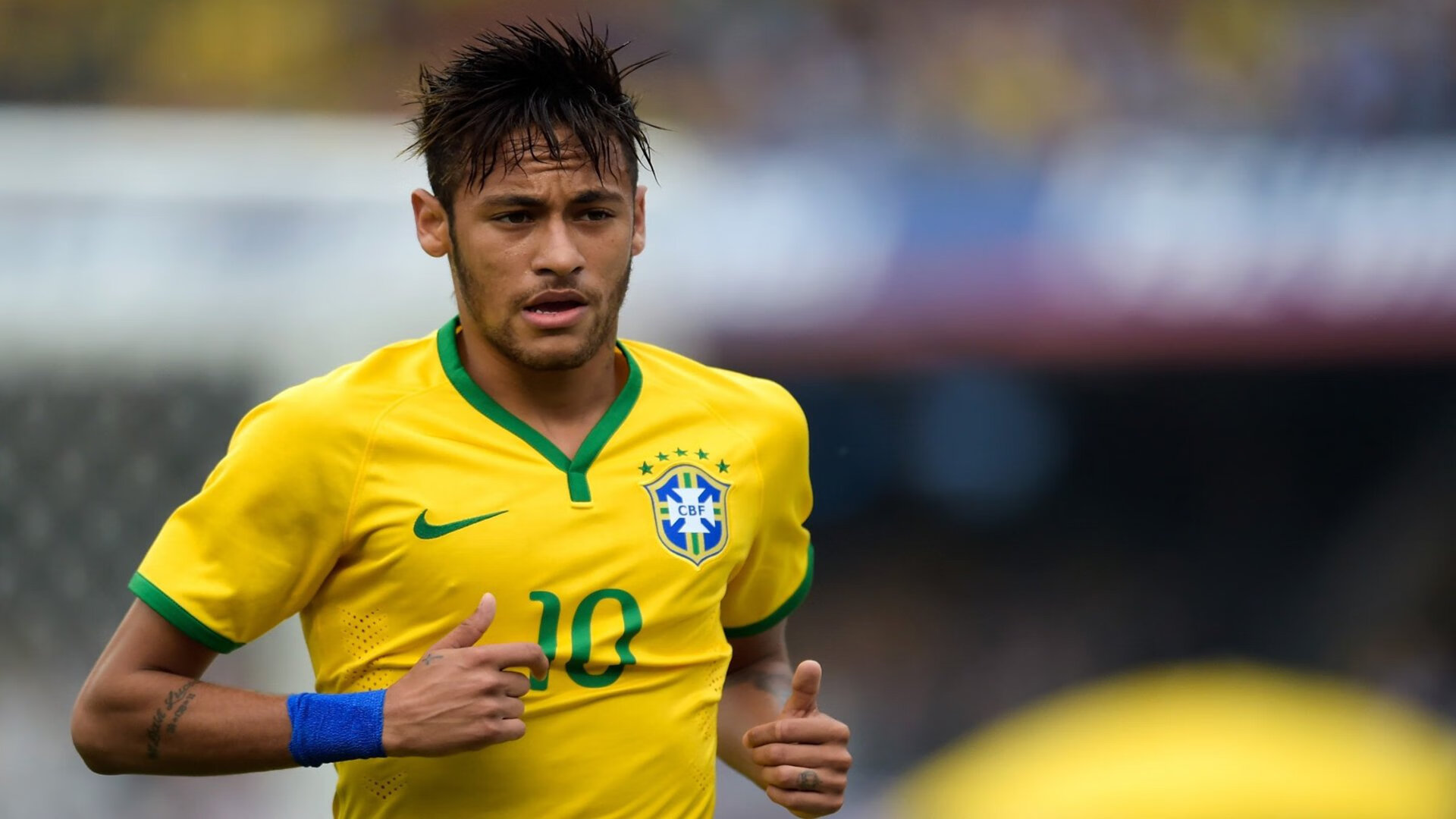 国际足球赛事中球员们努力奋斗，为胜利而战，国际足联对足球运动员规划规则