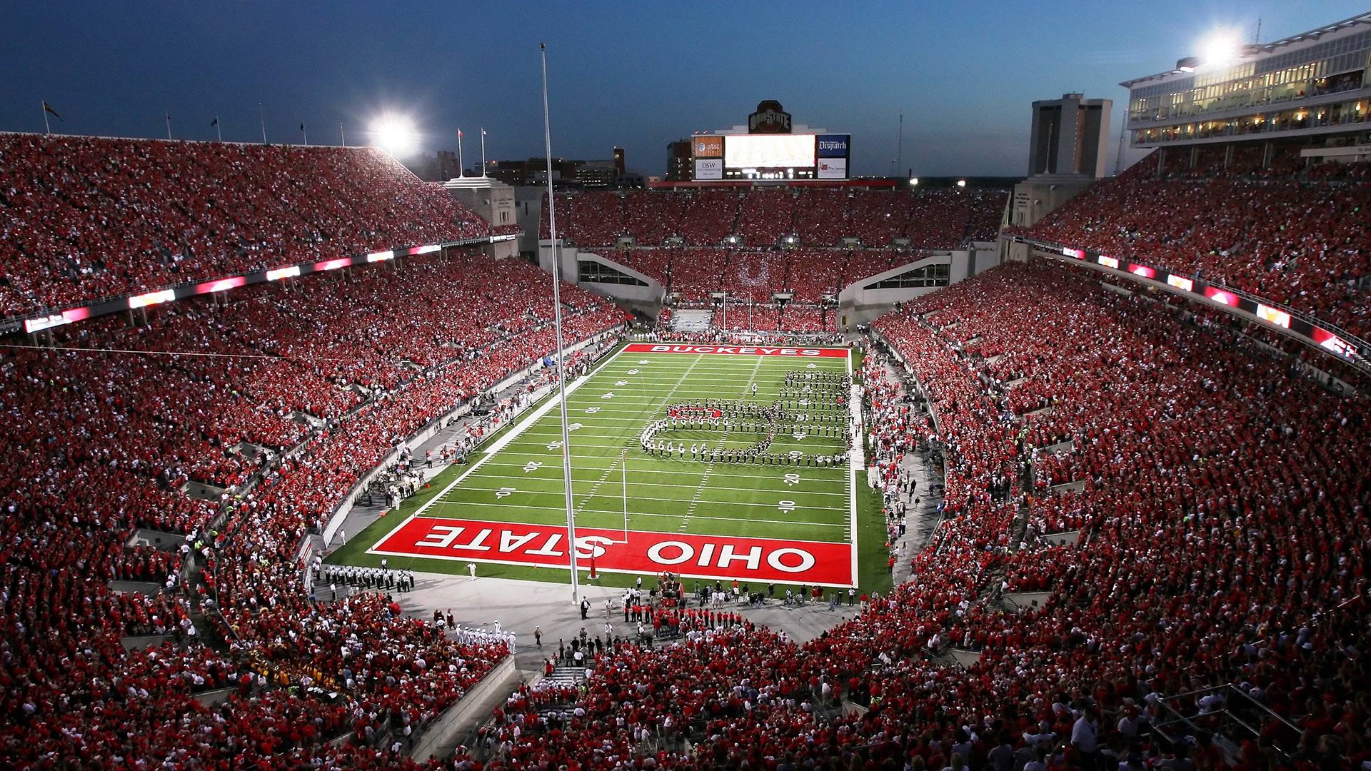 球场外的“战场”：媒体、裁判与球迷的角力，篮球场外是什么意思